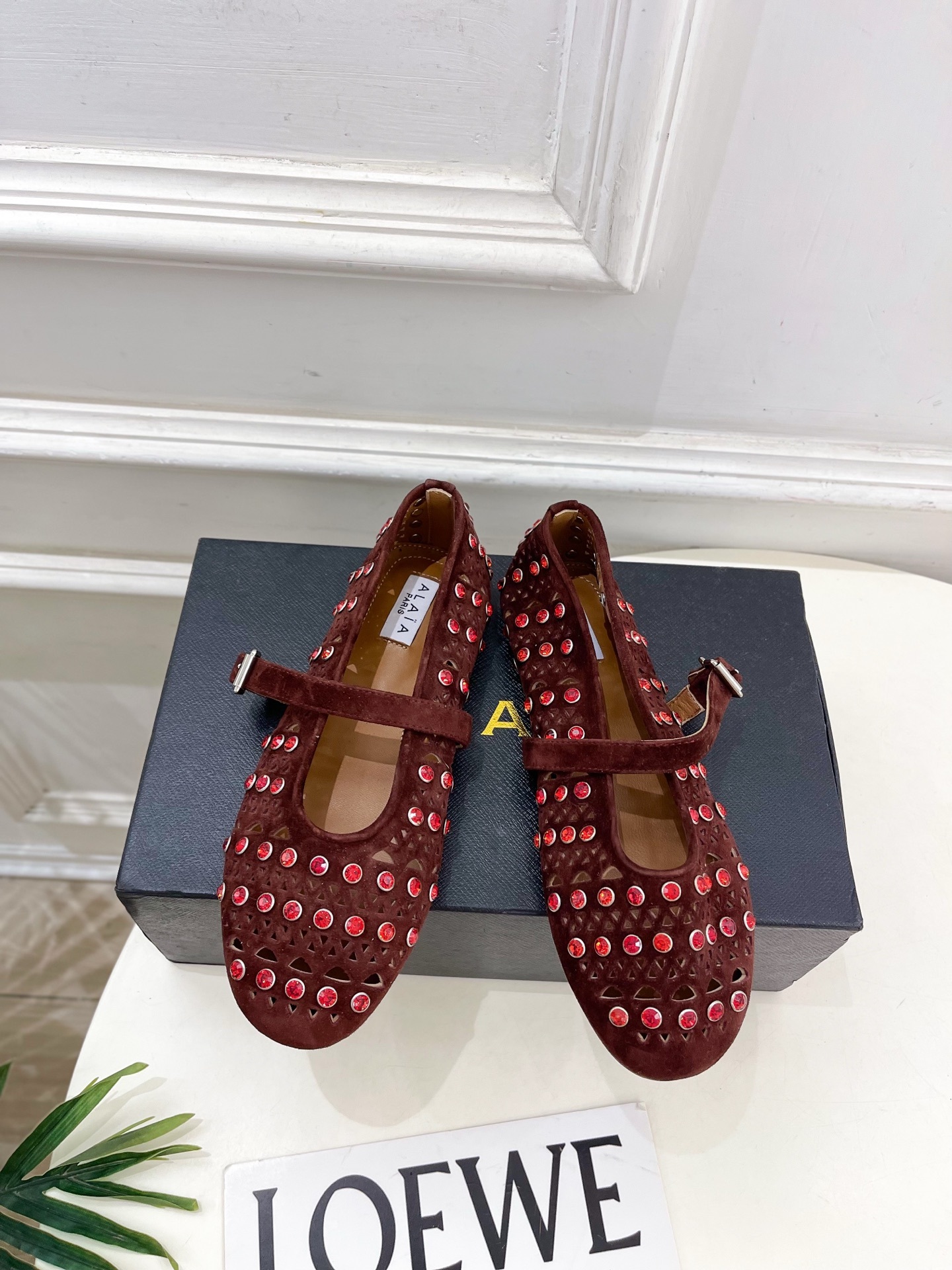 ALAÏA 阿莱亚25ss新品水钻镂空玛丽珍鞋—————————Alaïa作为这两年最受欢迎的鬼才设计师