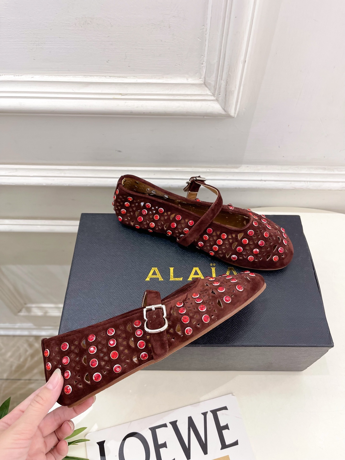 ALAÏA 阿莱亚25ss新品水钻镂空玛丽珍鞋—————————Alaïa作为这两年最受欢迎的鬼才设计师