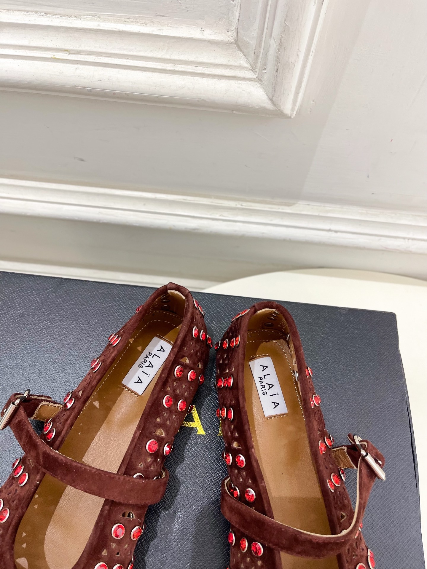 ALAÏA 阿莱亚25ss新品水钻镂空玛丽珍鞋—————————Alaïa作为这两年最受欢迎的鬼才设计师