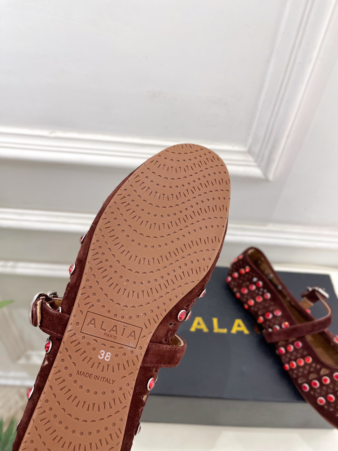 ALAÏA 阿莱亚25ss新品水钻镂空玛丽珍鞋—————————Alaïa作为这两年最受欢迎的鬼才设计师