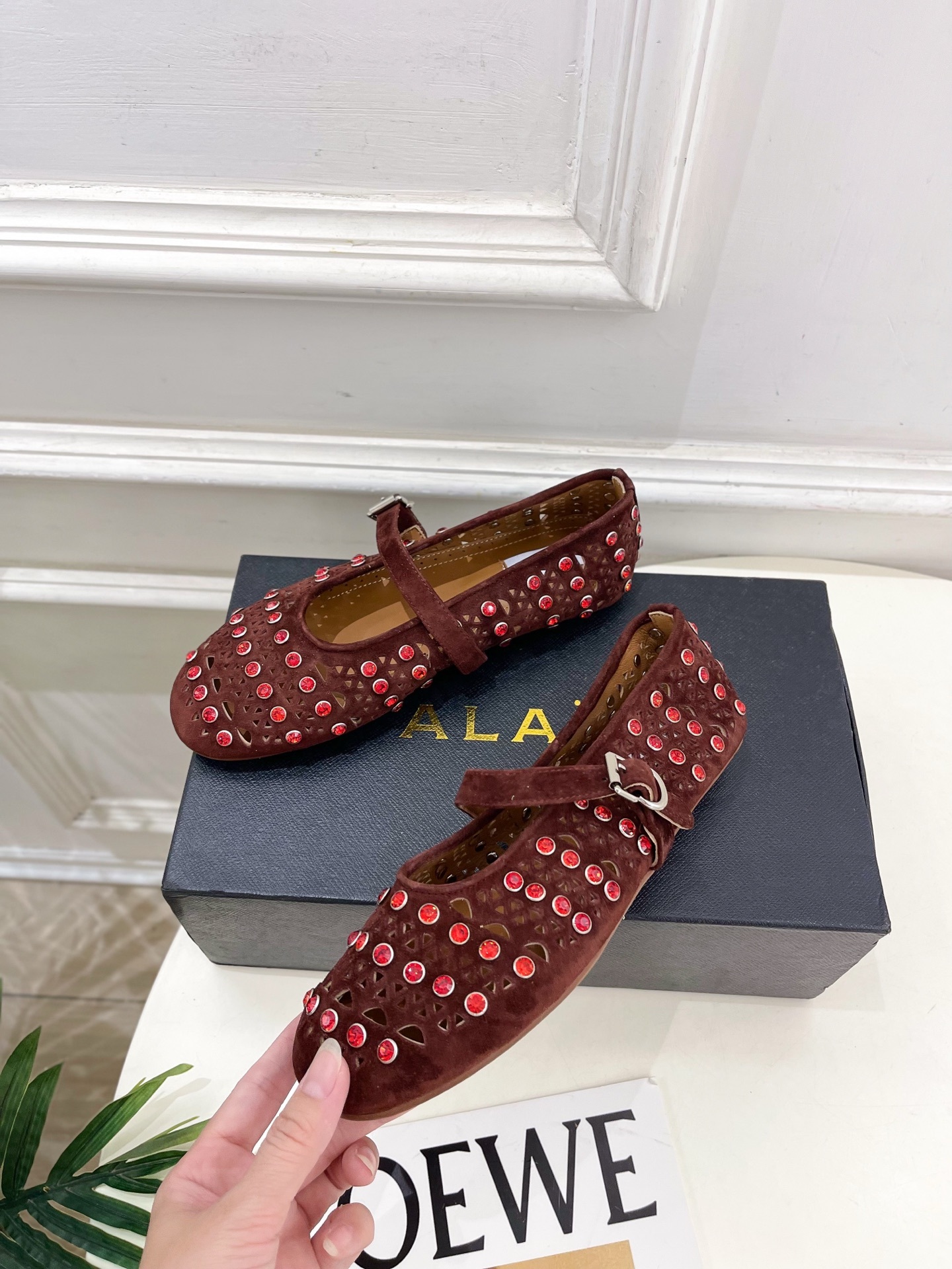 ALAÏA 阿莱亚25ss新品水钻镂空玛丽珍鞋—————————Alaïa作为这两年最受欢迎的鬼才设计师