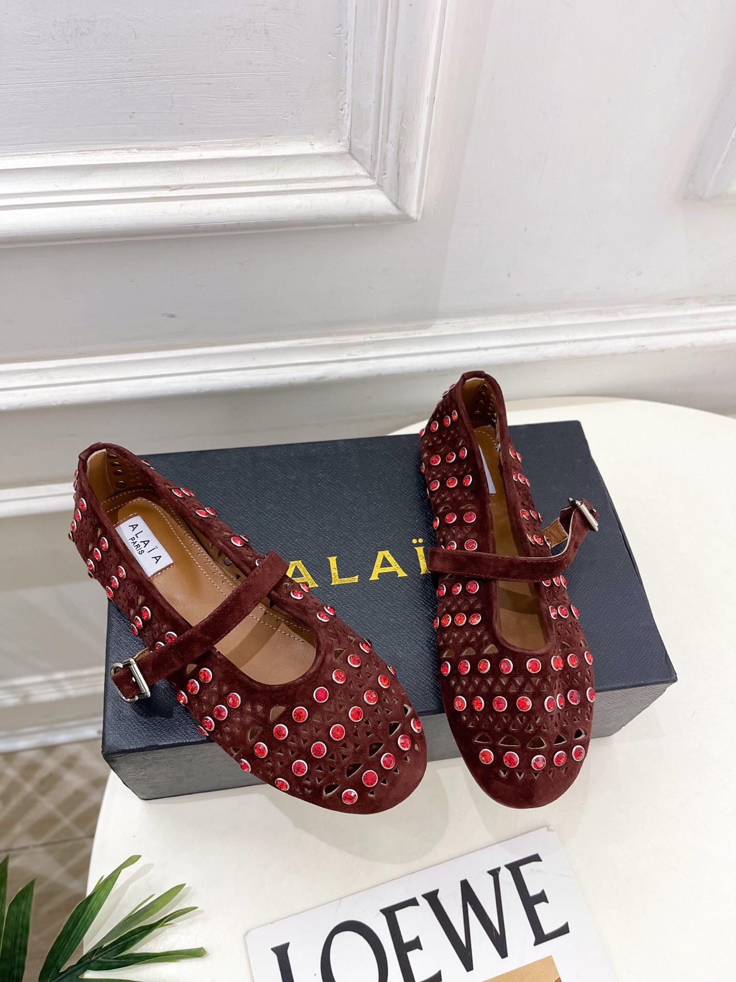 ALAÏA 阿莱亚25ss新品水钻镂空玛丽珍鞋—————————Alaïa作为这两年最受欢迎的鬼才设计师