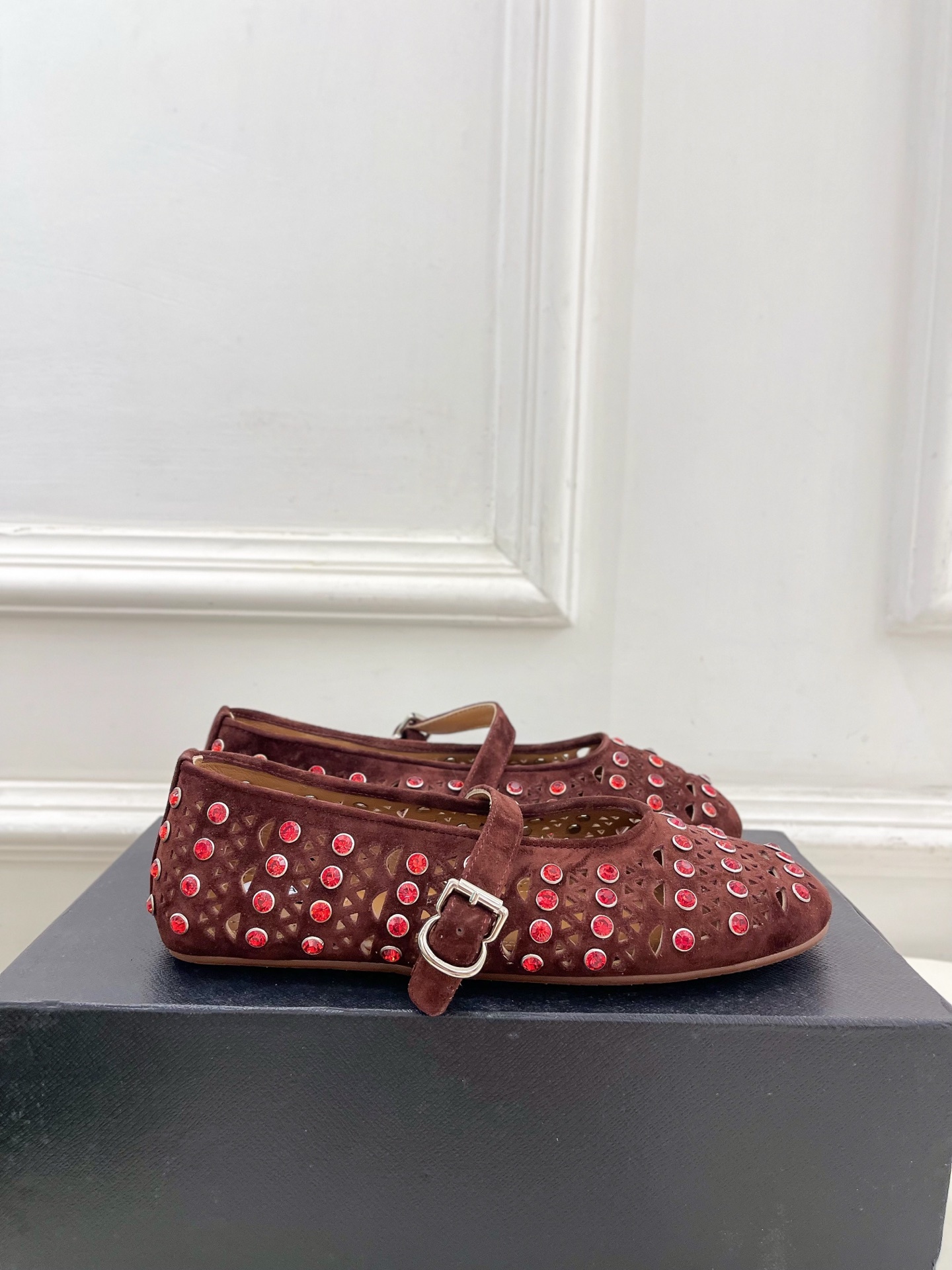 ALAÏA 阿莱亚25ss新品水钻镂空玛丽珍鞋—————————Alaïa作为这两年最受欢迎的鬼才设计师