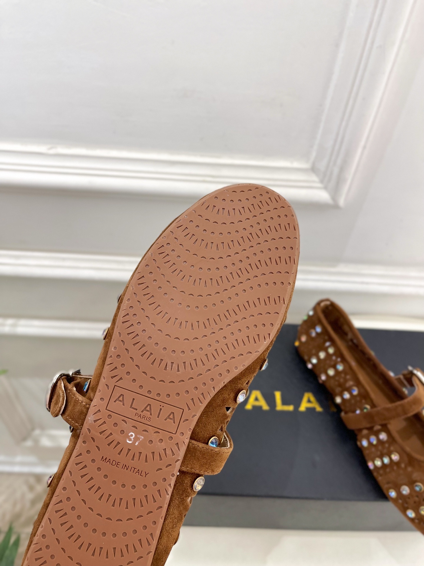 ALAÏA 阿莱亚25ss新品水钻镂空玛丽珍鞋—————————Alaïa作为这两年最受欢迎的鬼才设计师