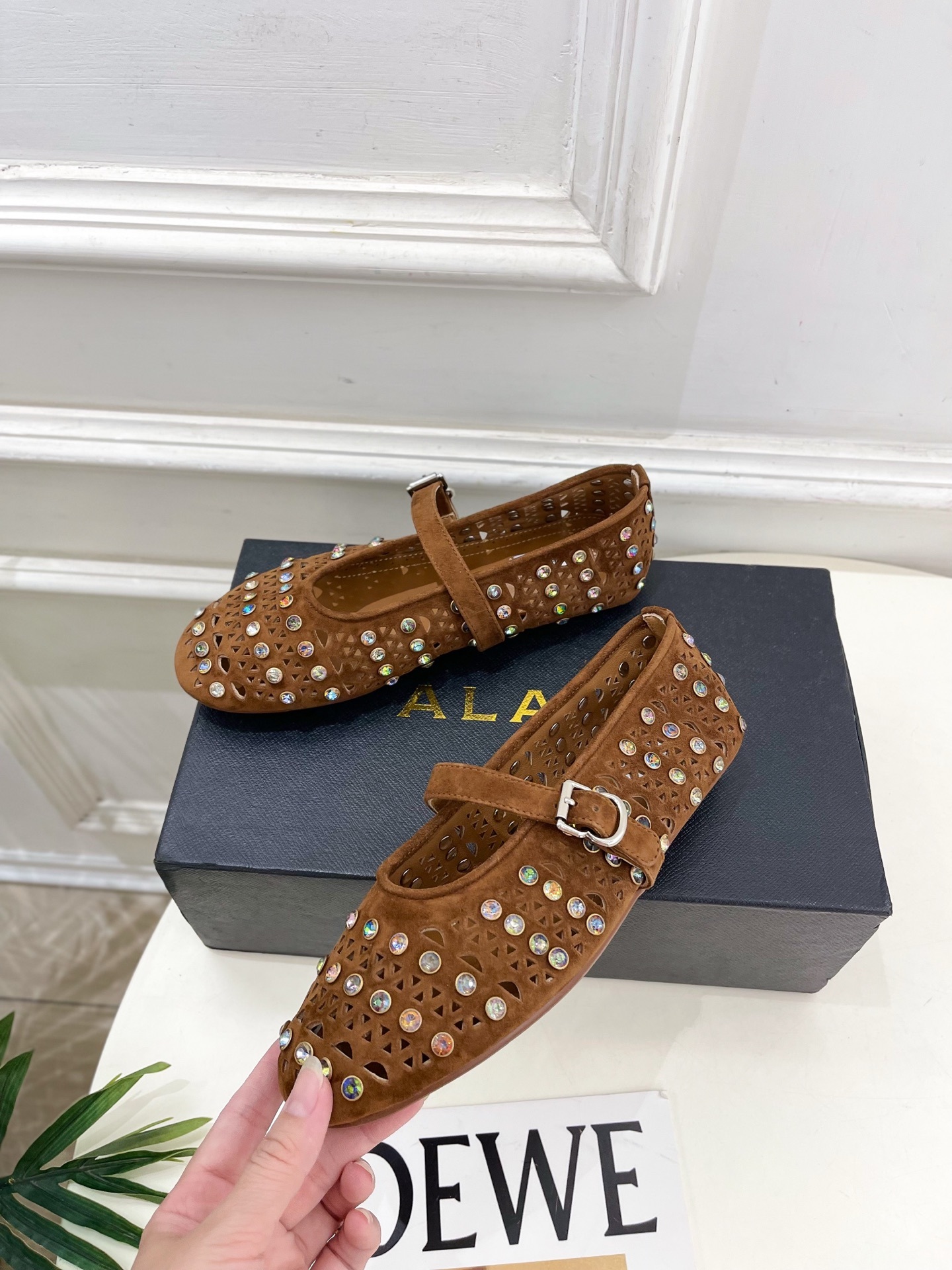 ALAÏA 阿莱亚25ss新品水钻镂空玛丽珍鞋—————————Alaïa作为这两年最受欢迎的鬼才设计师
