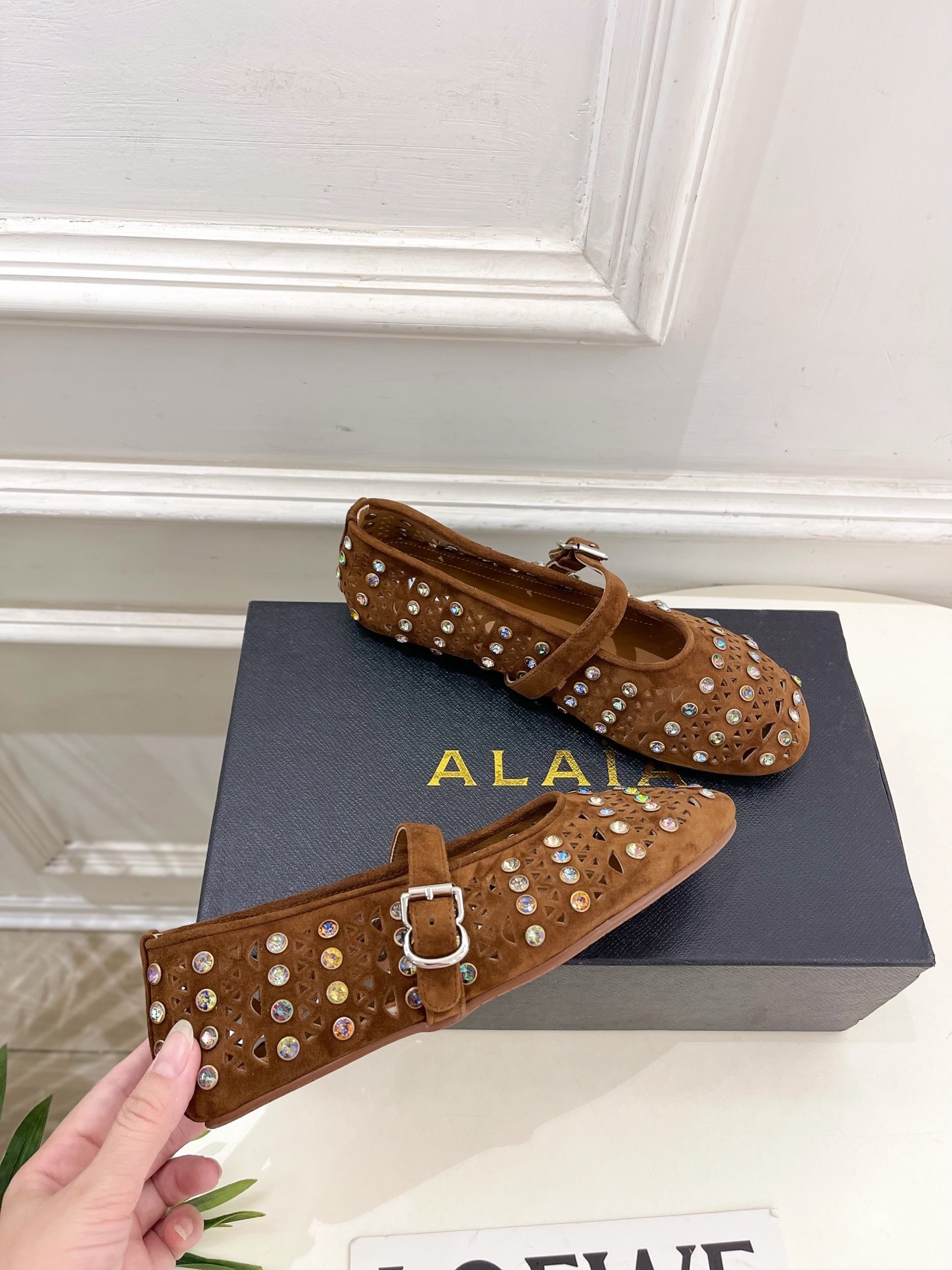 ALAÏA 阿莱亚25ss新品水钻镂空玛丽珍鞋—————————Alaïa作为这两年最受欢迎的鬼才设计师