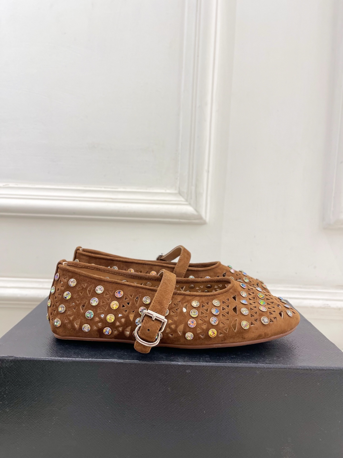 ALAÏA 阿莱亚25ss新品水钻镂空玛丽珍鞋—————————Alaïa作为这两年最受欢迎的鬼才设计师