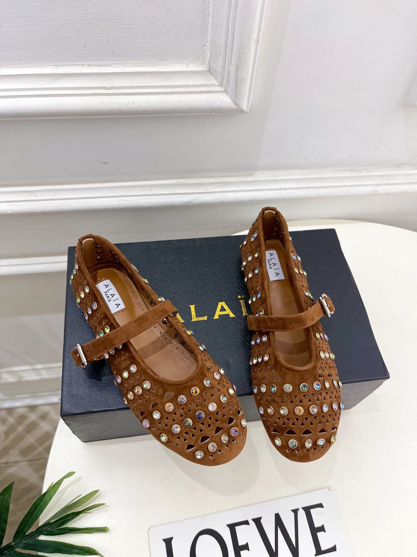 ALAÏA 阿莱亚25ss新品水钻镂空玛丽珍鞋—————————Alaïa作为这两年最受欢迎的鬼才设计师