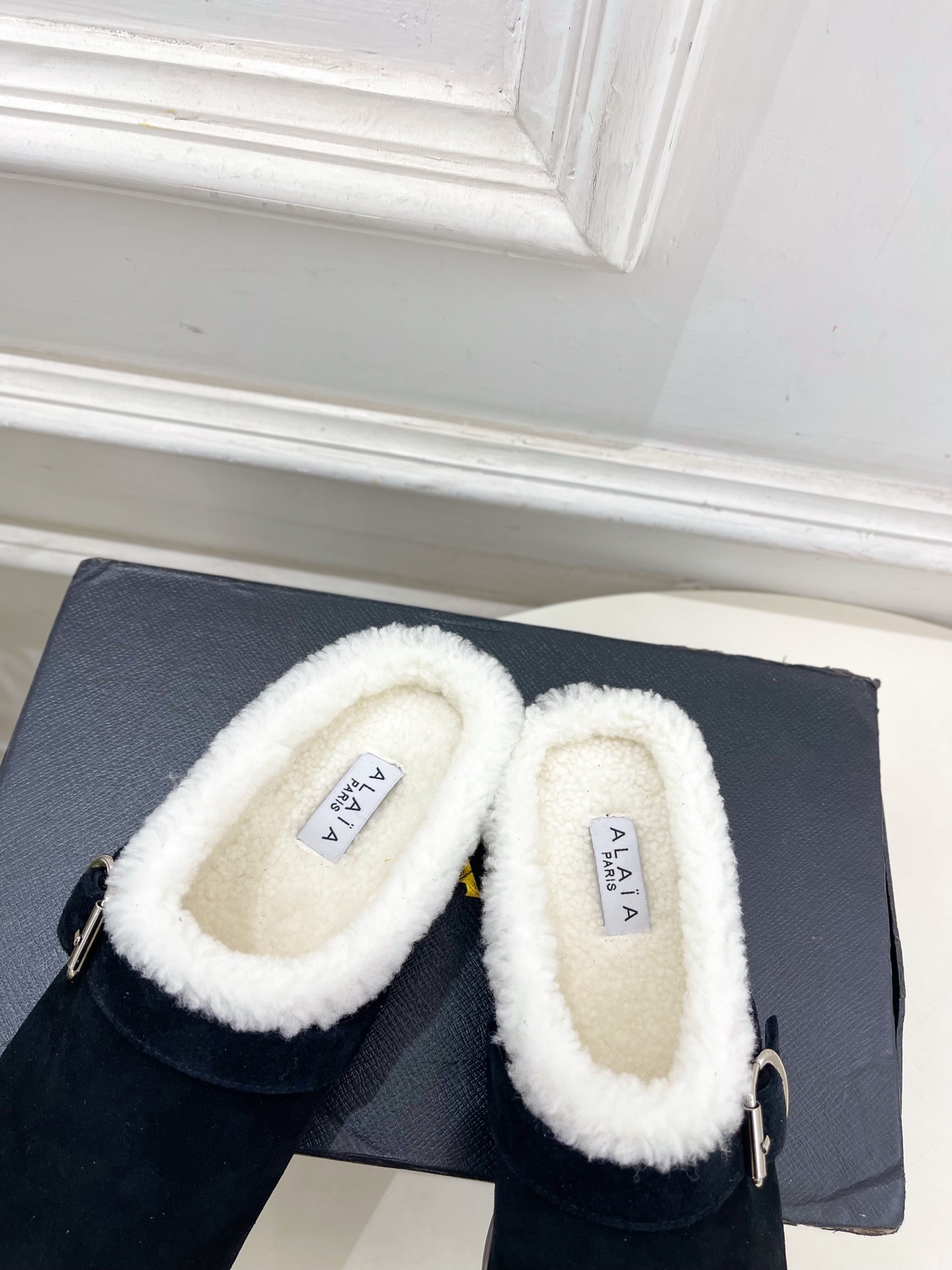 ALAÏA 阿莱亚25SS秋冬新品 复古扣带包头毛拖—————————Alaïa作为这两年最受欢迎的鬼才