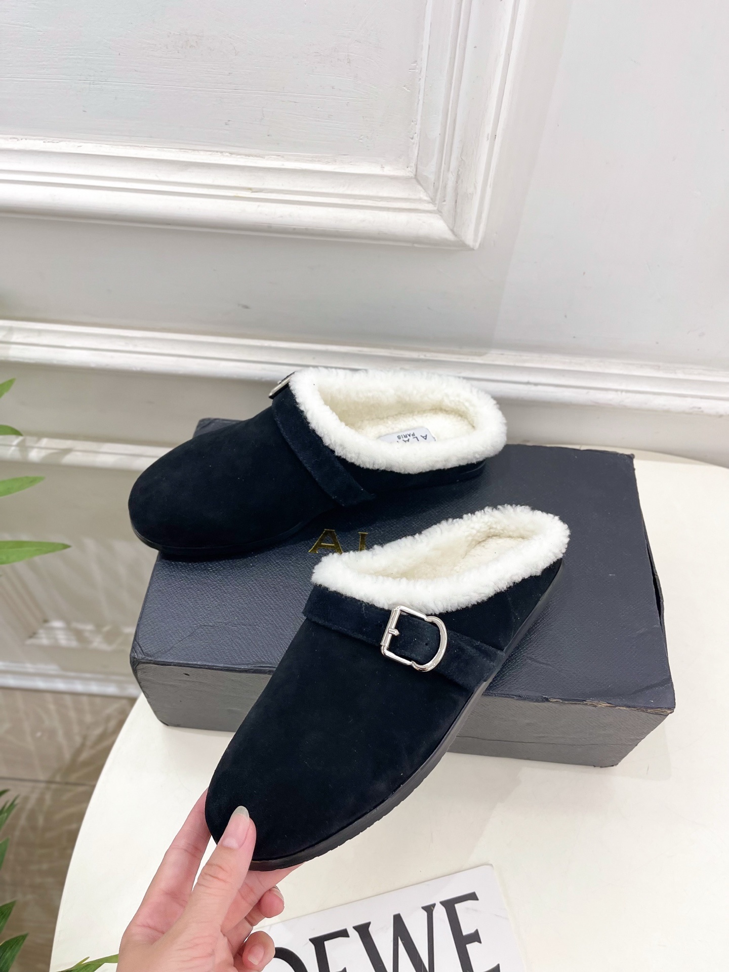 ALAÏA 阿莱亚25SS秋冬新品 复古扣带包头毛拖—————————Alaïa作为这两年最受欢迎的鬼才