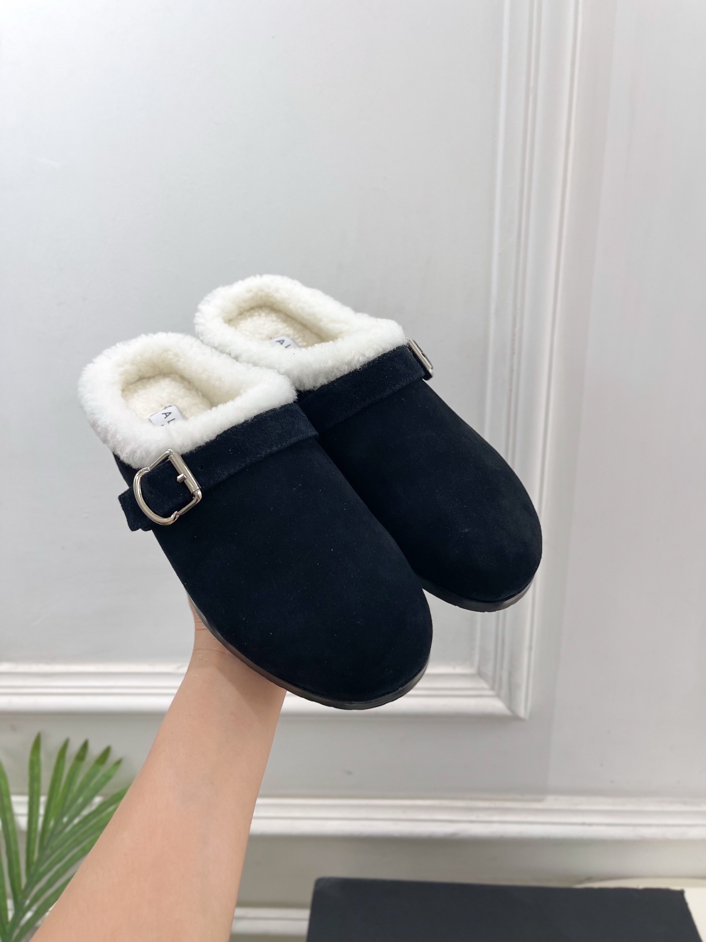 ALAÏA 阿莱亚25SS秋冬新品 复古扣带包头毛拖—————————Alaïa作为这两年最受欢迎的鬼才