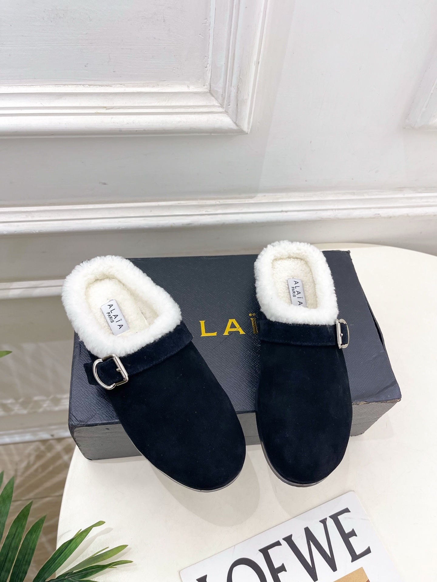 ALAÏA 阿莱亚25SS秋冬新品 复古扣带包头毛拖—————————Alaïa作为这两年最受欢迎的鬼才