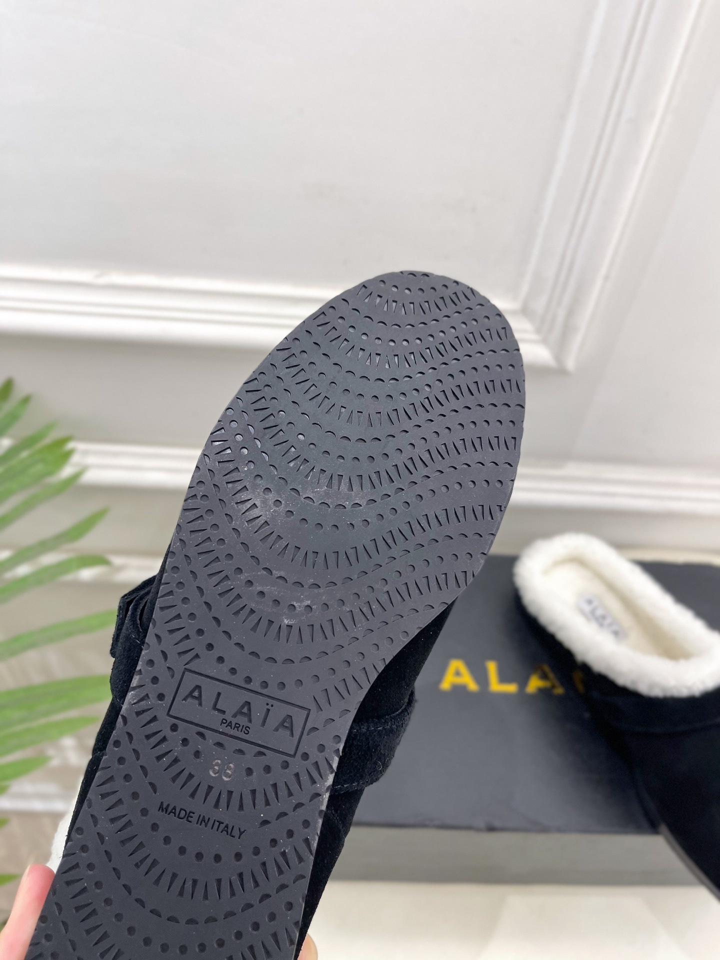 ALAÏA 阿莱亚25SS秋冬新品 复古扣带包头毛拖—————————Alaïa作为这两年最受欢迎的鬼才