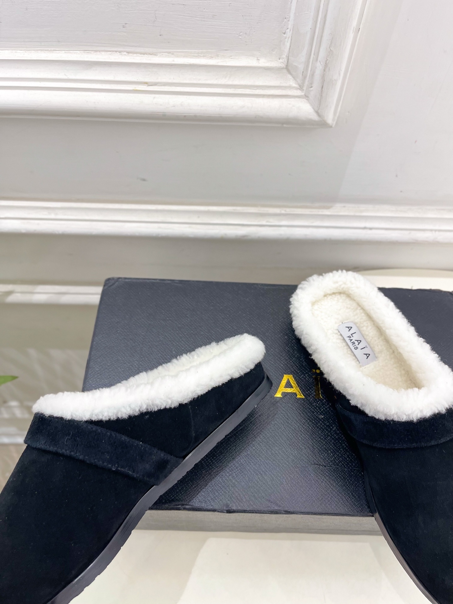 ALAÏA 阿莱亚25SS秋冬新品 复古扣带包头毛拖—————————Alaïa作为这两年最受欢迎的鬼才