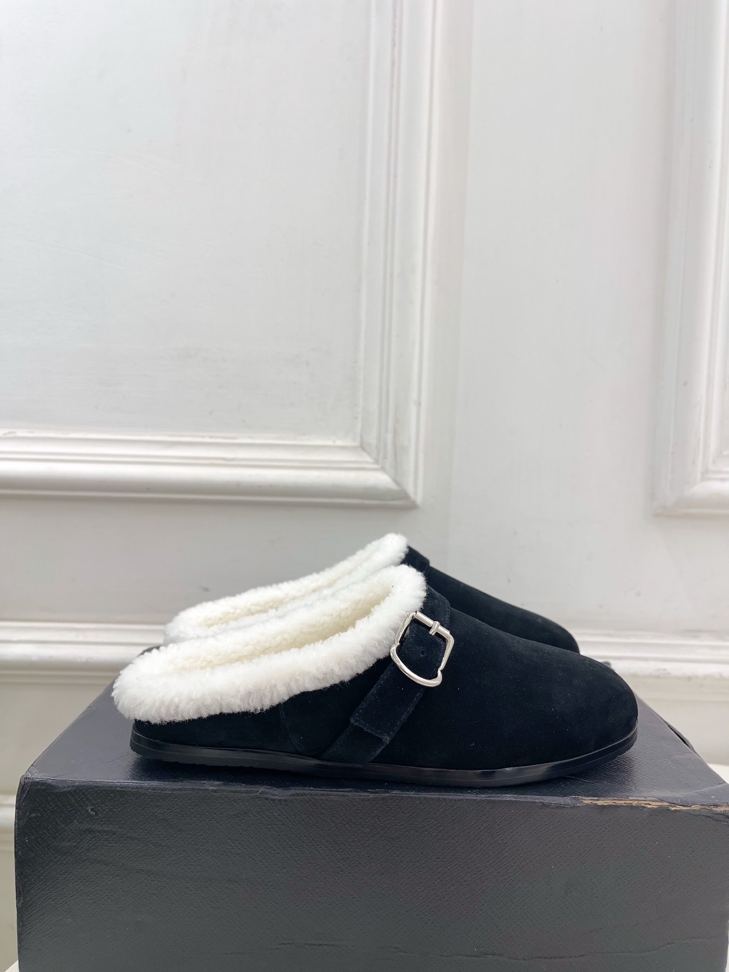 ALAÏA 阿莱亚25SS秋冬新品 复古扣带包头毛拖—————————Alaïa作为这两年最受欢迎的鬼才