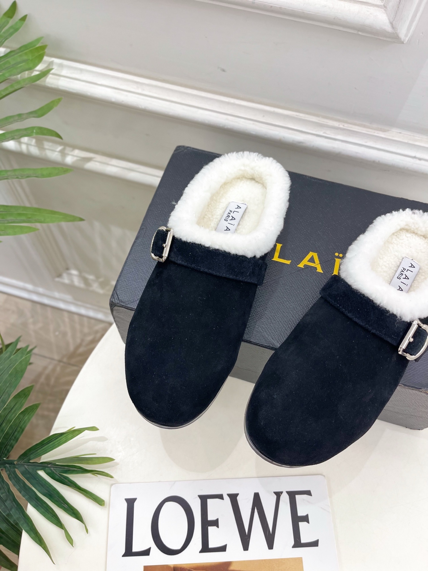 ALAÏA 阿莱亚25SS秋冬新品 复古扣带包头毛拖—————————Alaïa作为这两年最受欢迎的鬼才