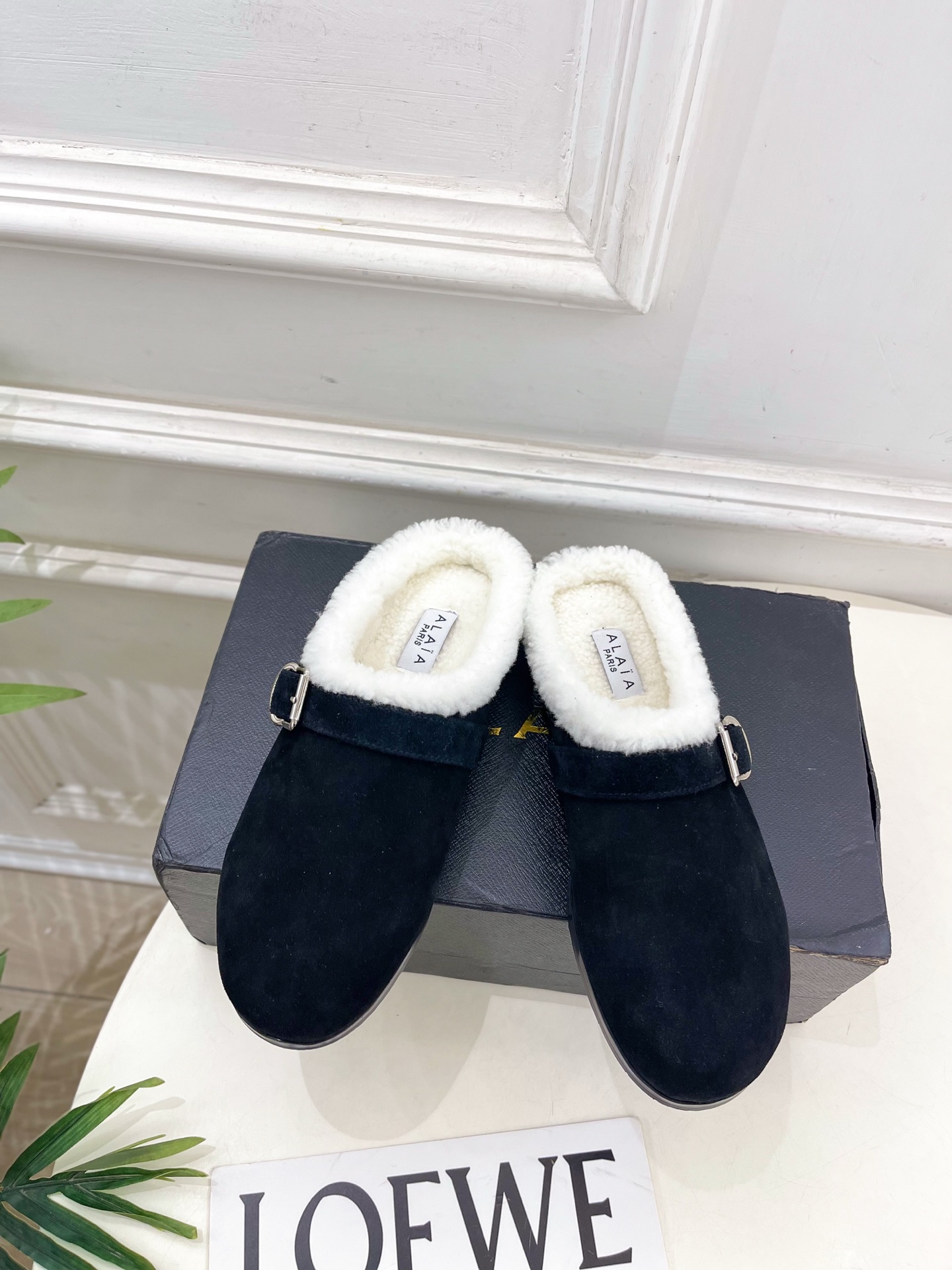 ALAÏA 阿莱亚25SS秋冬新品 复古扣带包头毛拖—————————Alaïa作为这两年最受欢迎的鬼才