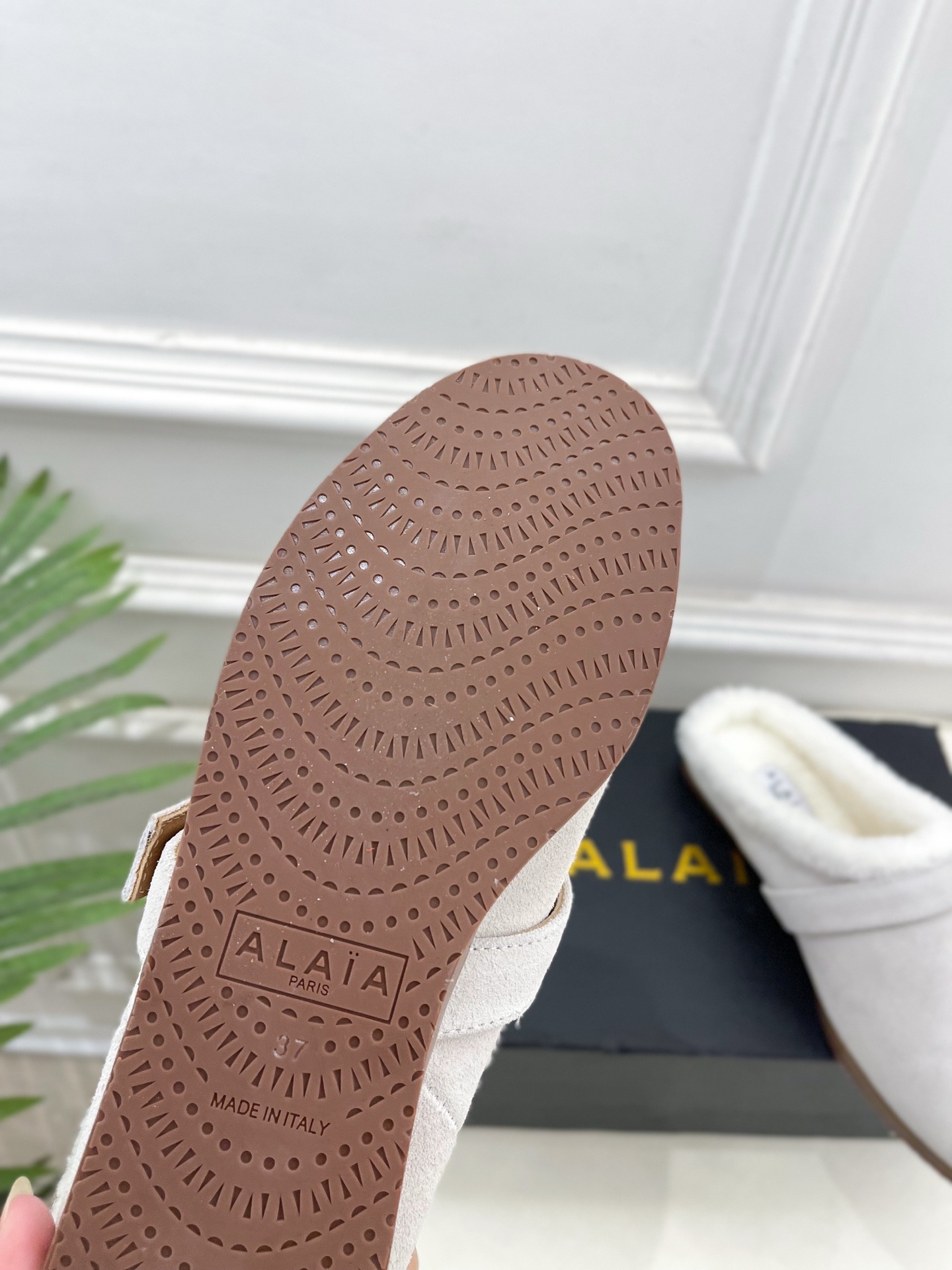 ALAÏA 阿莱亚25SS秋冬新品 复古扣带包头毛拖—————————Alaïa作为这两年最受欢迎的鬼才