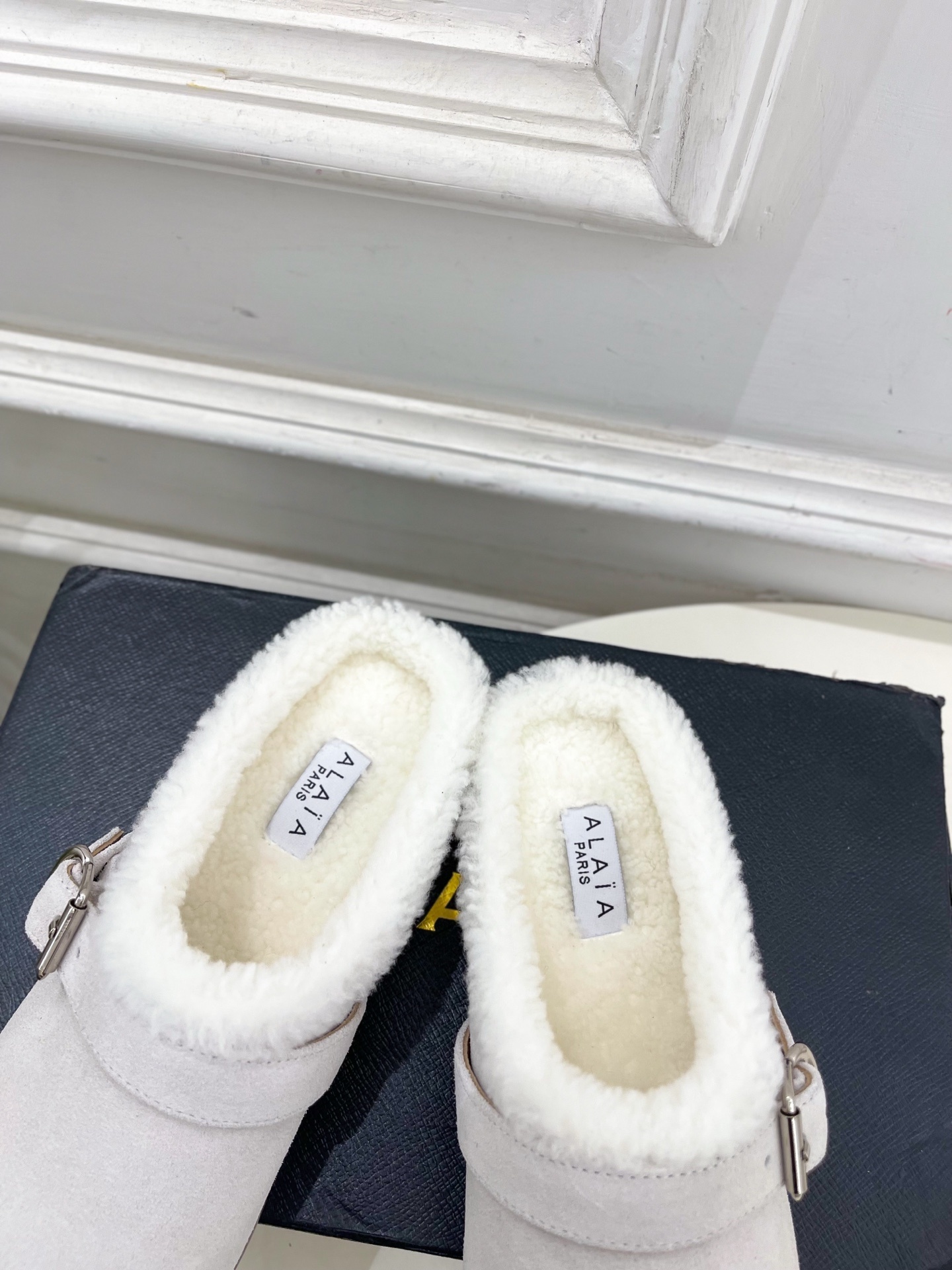 ALAÏA 阿莱亚25SS秋冬新品 复古扣带包头毛拖—————————Alaïa作为这两年最受欢迎的鬼才