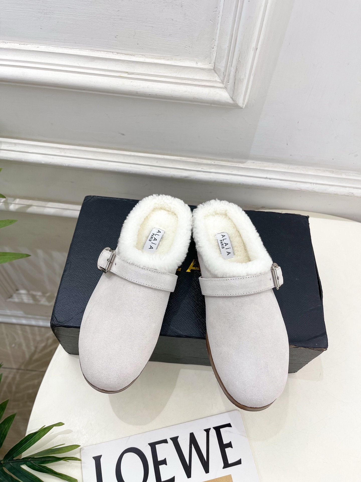 ALAÏA 阿莱亚25SS秋冬新品 复古扣带包头毛拖—————————Alaïa作为这两年最受欢迎的鬼才