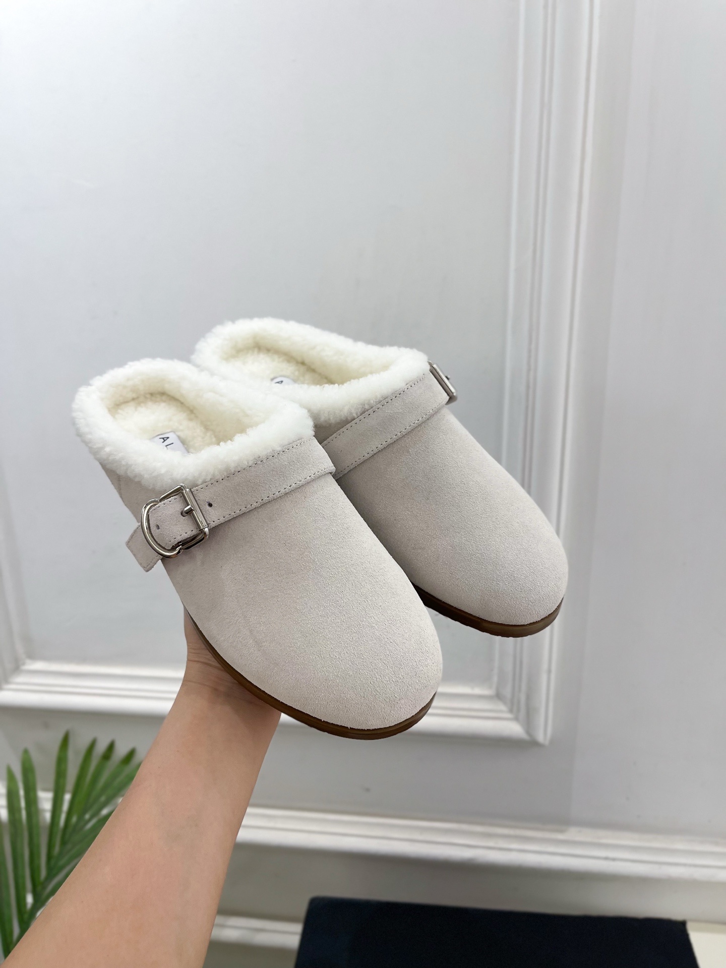 ALAÏA 阿莱亚25SS秋冬新品 复古扣带包头毛拖—————————Alaïa作为这两年最受欢迎的鬼才