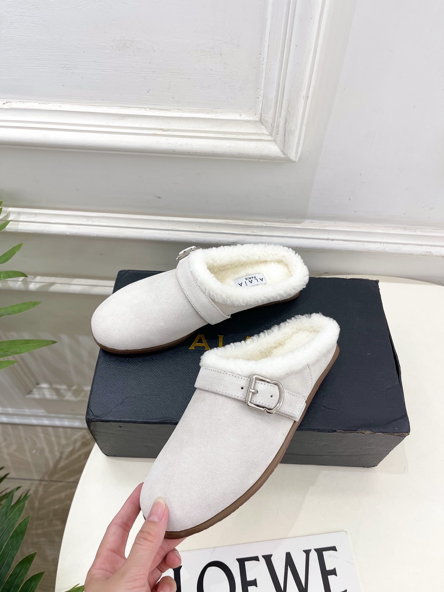 ALAÏA 阿莱亚25SS秋冬新品 复古扣带包头毛拖—————————Alaïa作为这两年最受欢迎的鬼才