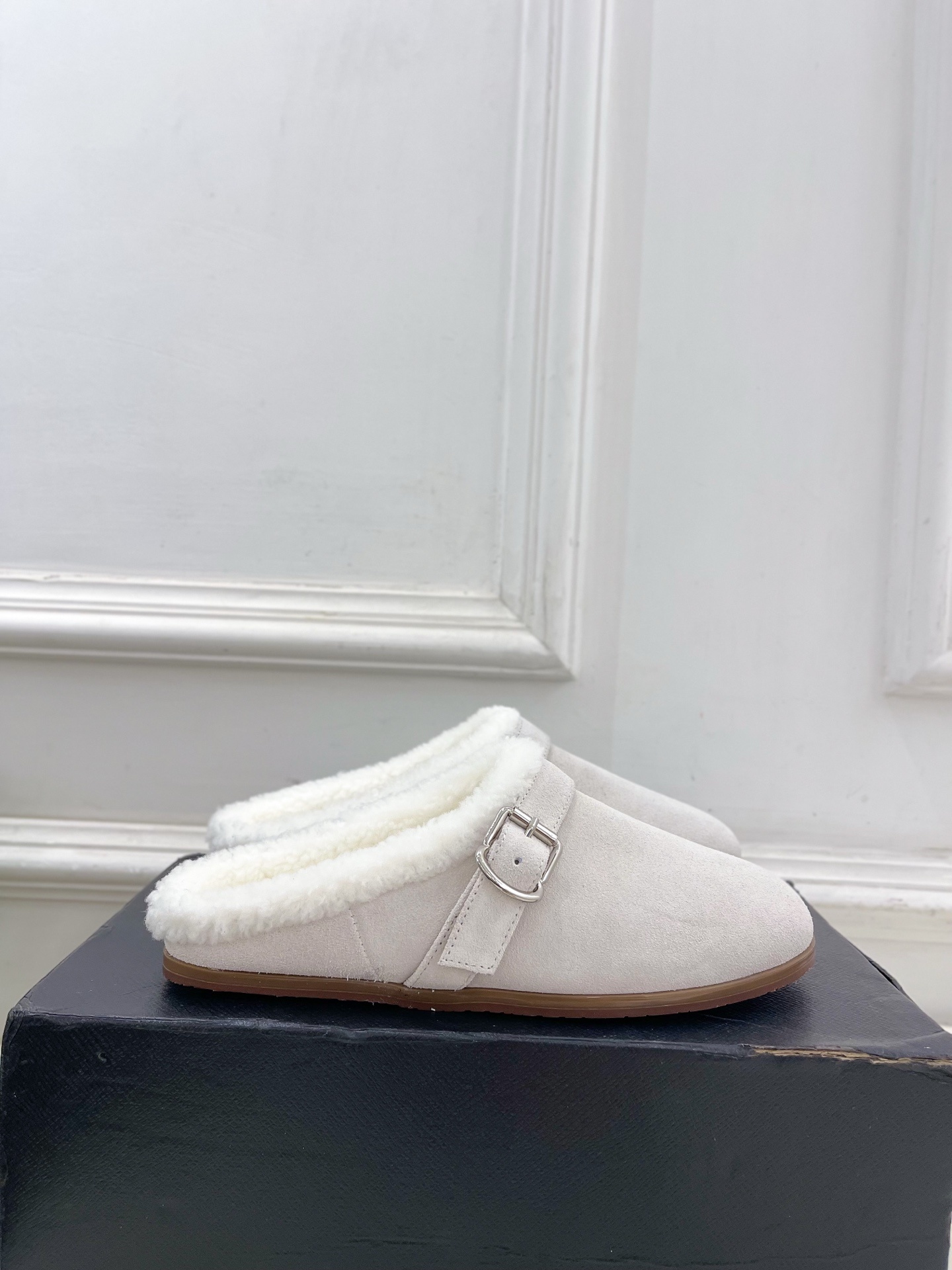 ALAÏA 阿莱亚25SS秋冬新品 复古扣带包头毛拖—————————Alaïa作为这两年最受欢迎的鬼才