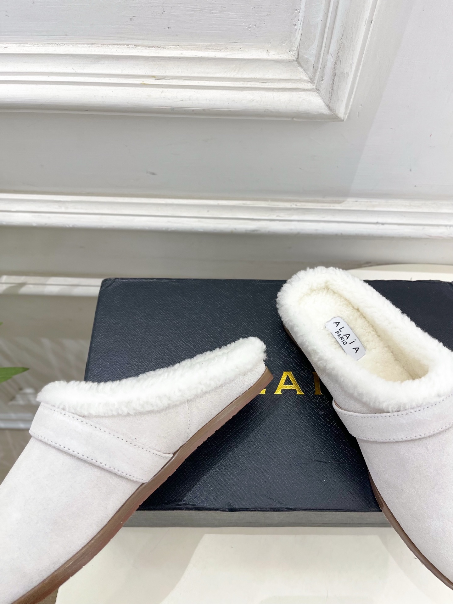 ALAÏA 阿莱亚25SS秋冬新品 复古扣带包头毛拖—————————Alaïa作为这两年最受欢迎的鬼才
