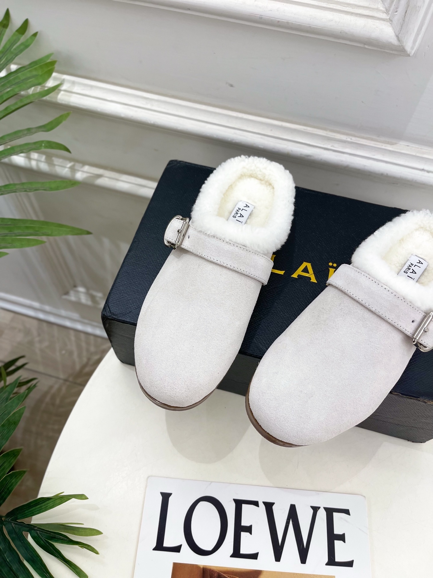 ALAÏA 阿莱亚25SS秋冬新品 复古扣带包头毛拖—————————Alaïa作为这两年最受欢迎的鬼才