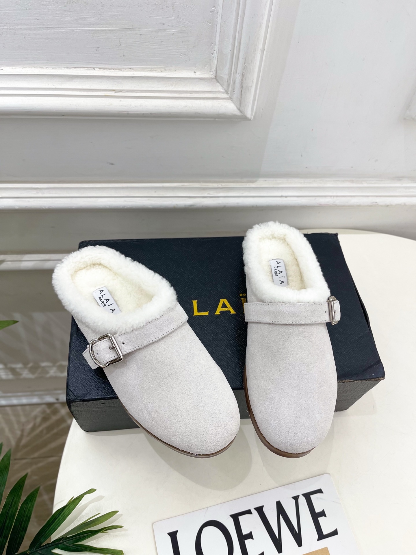 ALAÏA 阿莱亚25SS秋冬新品 复古扣带包头毛拖—————————Alaïa作为这两年最受欢迎的鬼才