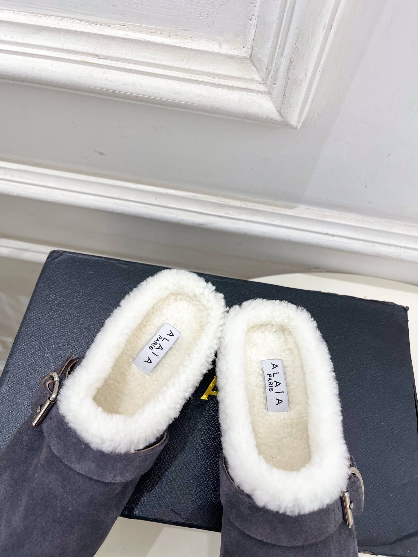 ALAÏA 阿莱亚25SS秋冬新品 复古扣带包头毛拖—————————Alaïa作为这两年最受欢迎的鬼才