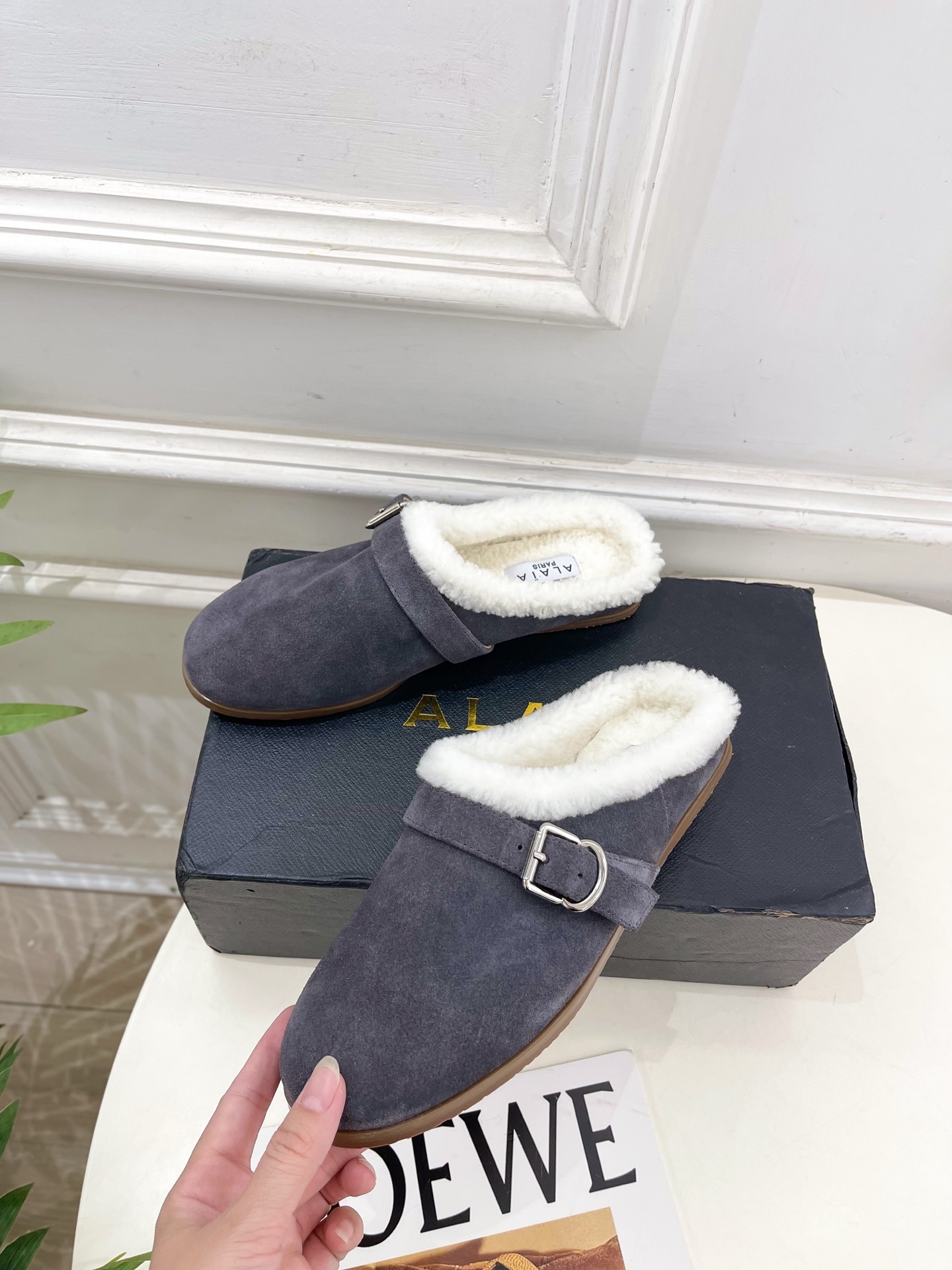 ALAÏA 阿莱亚25SS秋冬新品 复古扣带包头毛拖—————————Alaïa作为这两年最受欢迎的鬼才