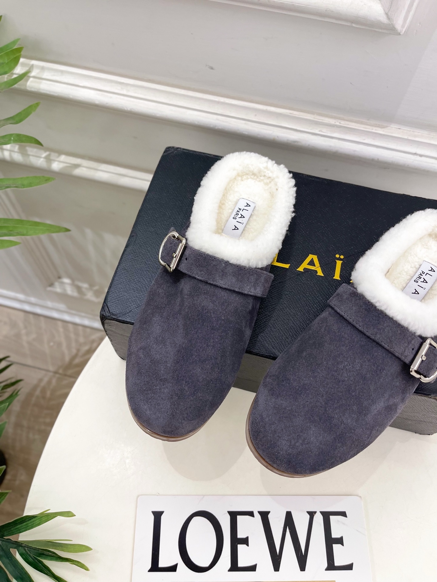 ALAÏA 阿莱亚25SS秋冬新品 复古扣带包头毛拖—————————Alaïa作为这两年最受欢迎的鬼才