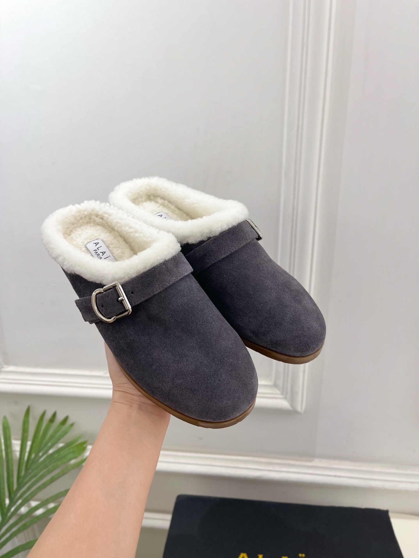 ALAÏA 阿莱亚25SS秋冬新品 复古扣带包头毛拖—————————Alaïa作为这两年最受欢迎的鬼才