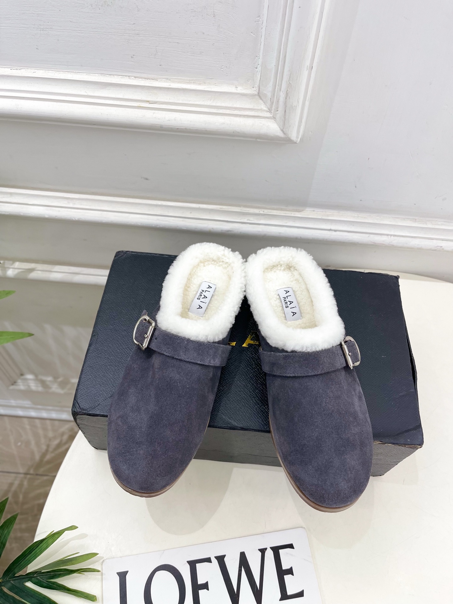 ALAÏA 阿莱亚25SS秋冬新品 复古扣带包头毛拖—————————Alaïa作为这两年最受欢迎的鬼才