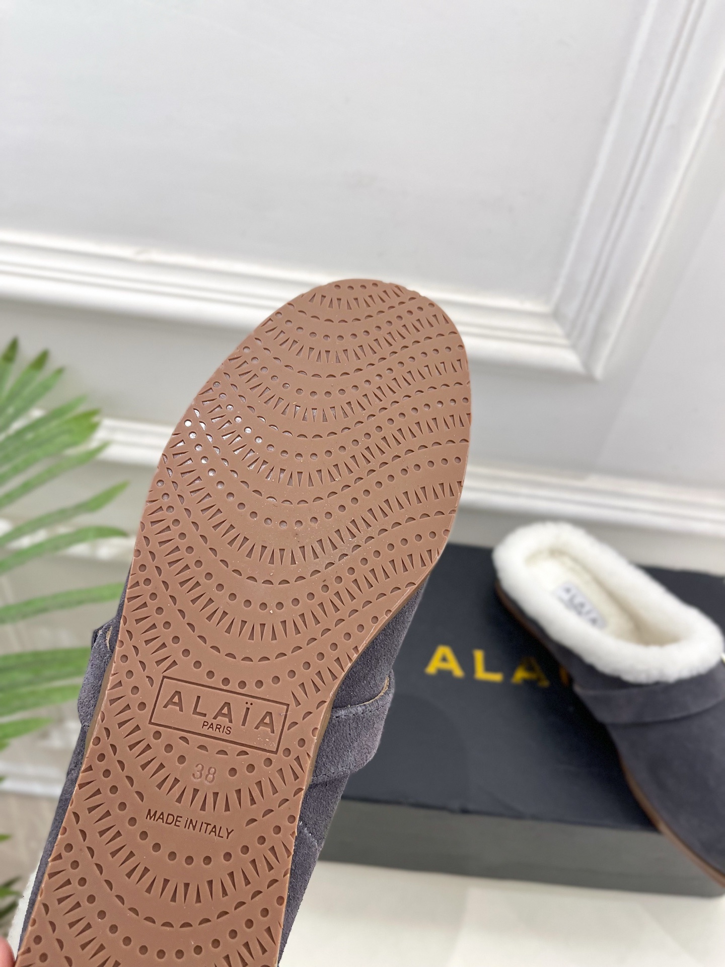 ALAÏA 阿莱亚25SS秋冬新品 复古扣带包头毛拖—————————Alaïa作为这两年最受欢迎的鬼才