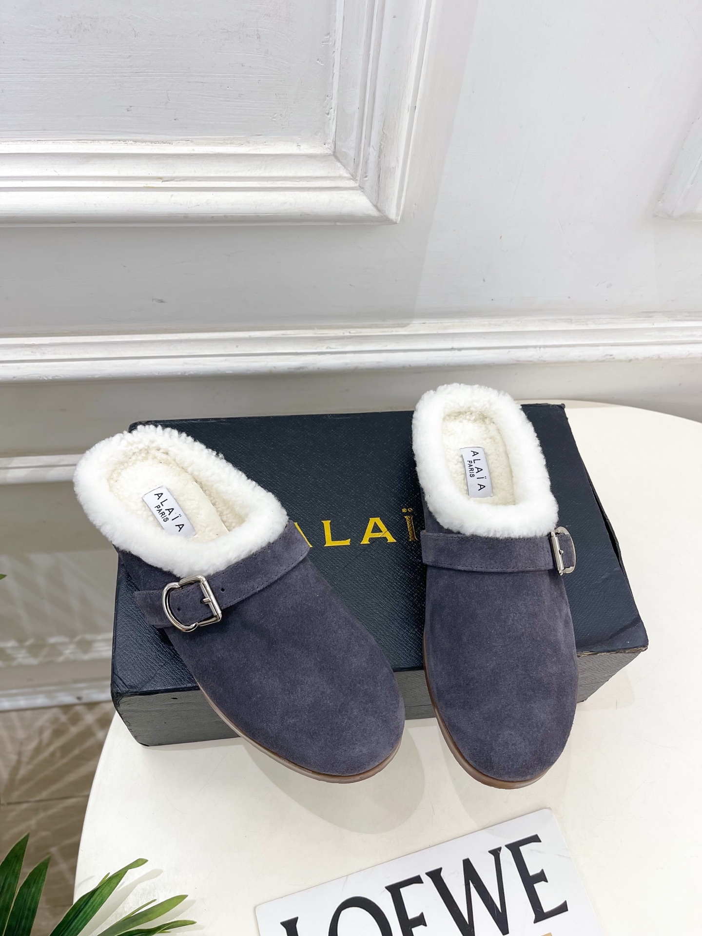 ALAÏA 阿莱亚25SS秋冬新品 复古扣带包头毛拖—————————Alaïa作为这两年最受欢迎的鬼才