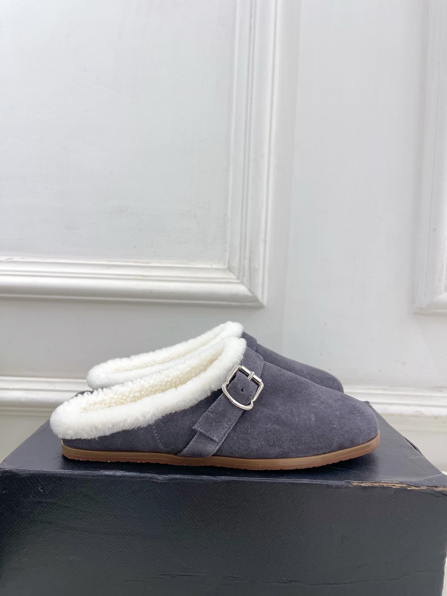 ALAÏA 阿莱亚25SS秋冬新品 复古扣带包头毛拖—————————Alaïa作为这两年最受欢迎的鬼才