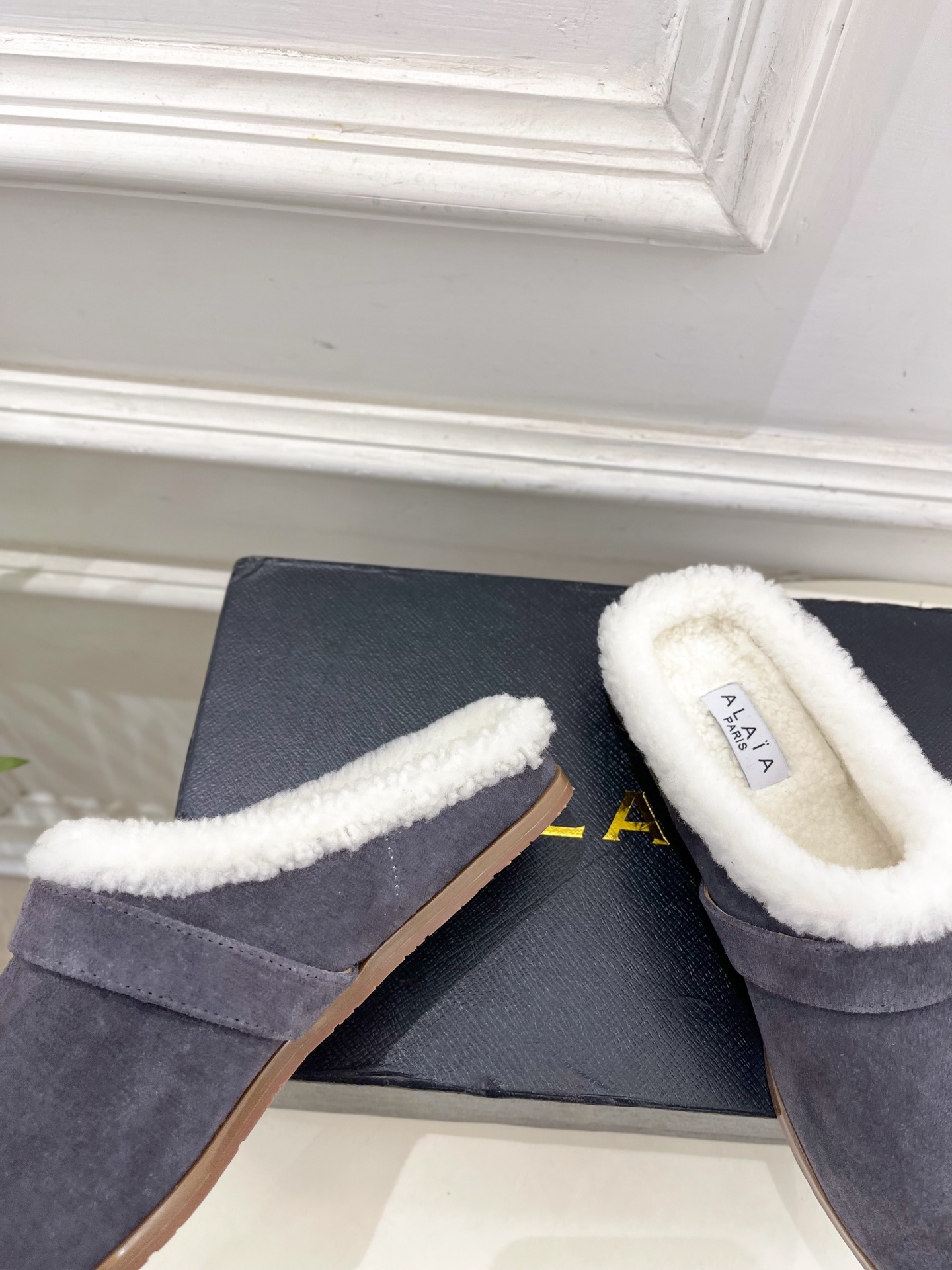 ALAÏA 阿莱亚25SS秋冬新品 复古扣带包头毛拖—————————Alaïa作为这两年最受欢迎的鬼才