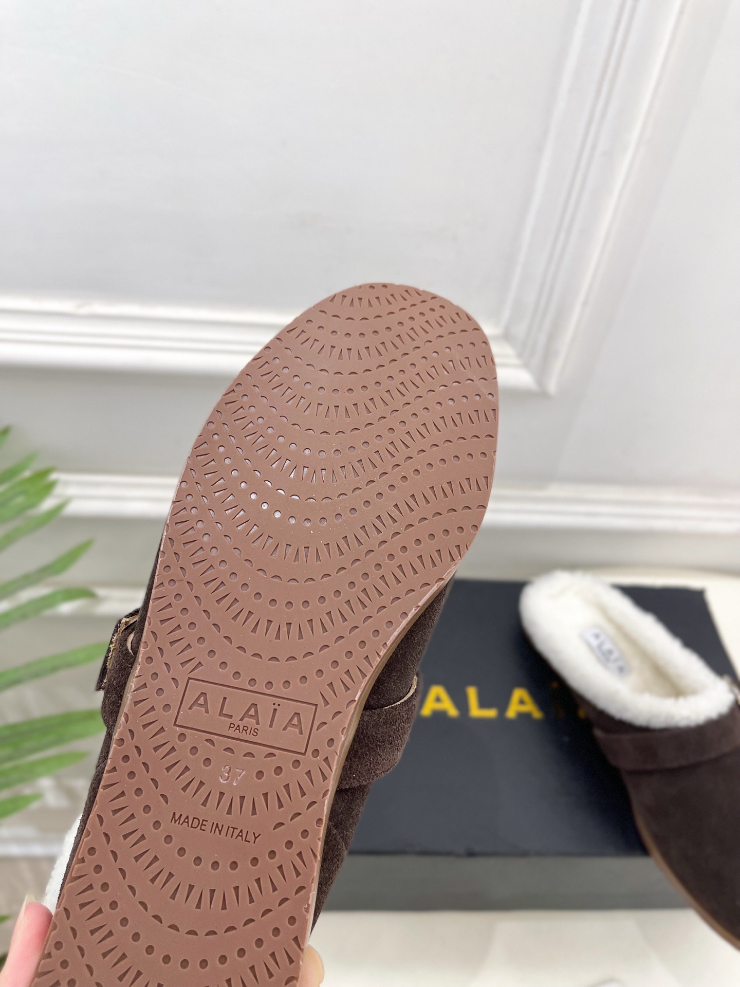 ALAÏA 阿莱亚25SS秋冬新品 复古扣带包头毛拖—————————Alaïa作为这两年最受欢迎的鬼才