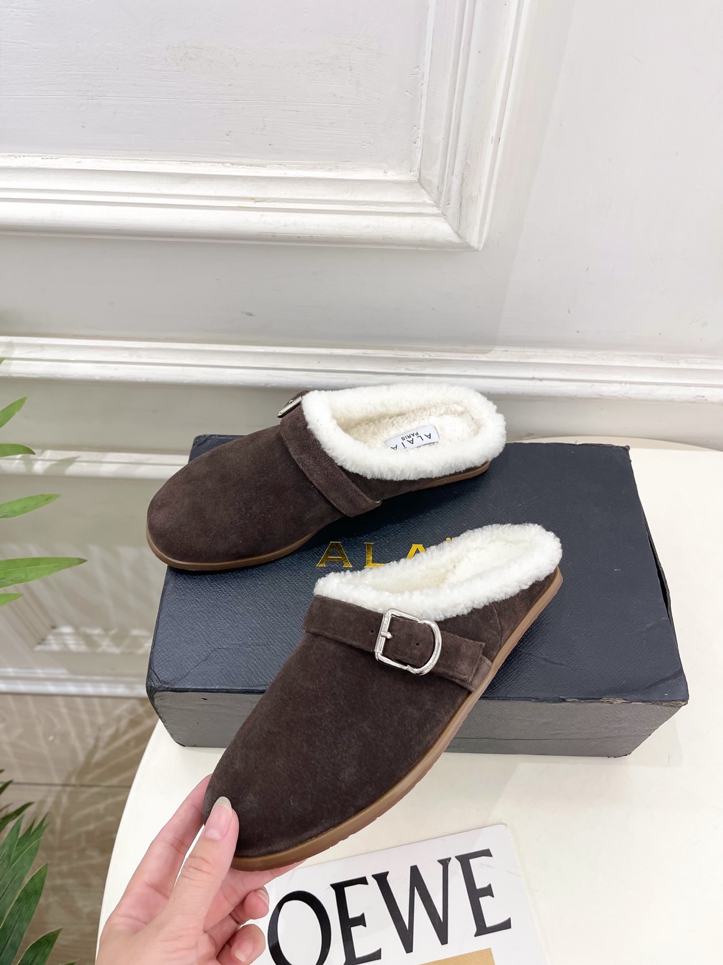 ALAÏA 阿莱亚25SS秋冬新品 复古扣带包头毛拖—————————Alaïa作为这两年最受欢迎的鬼才