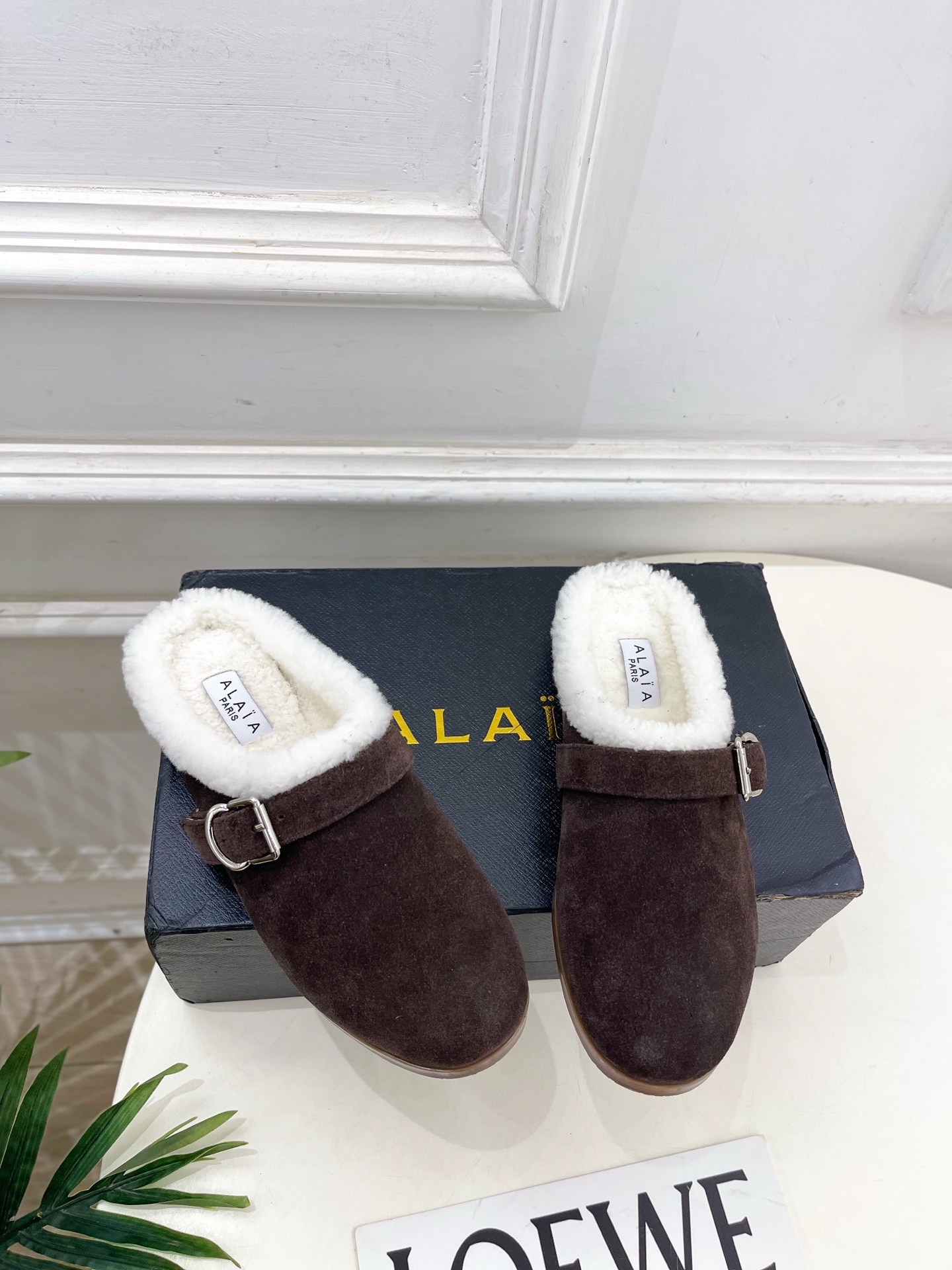 ALAÏA 阿莱亚25SS秋冬新品 复古扣带包头毛拖—————————Alaïa作为这两年最受欢迎的鬼才