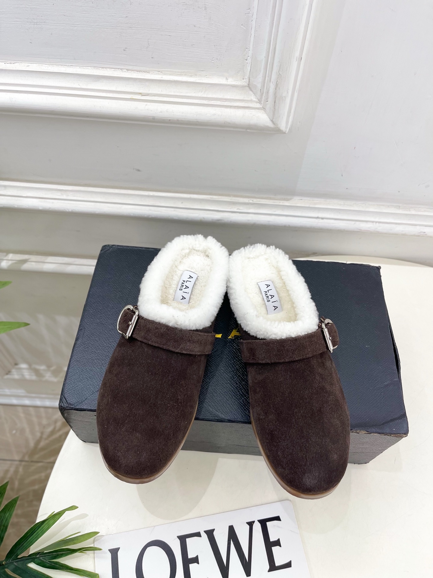 ALAÏA 阿莱亚25SS秋冬新品 复古扣带包头毛拖—————————Alaïa作为这两年最受欢迎的鬼才