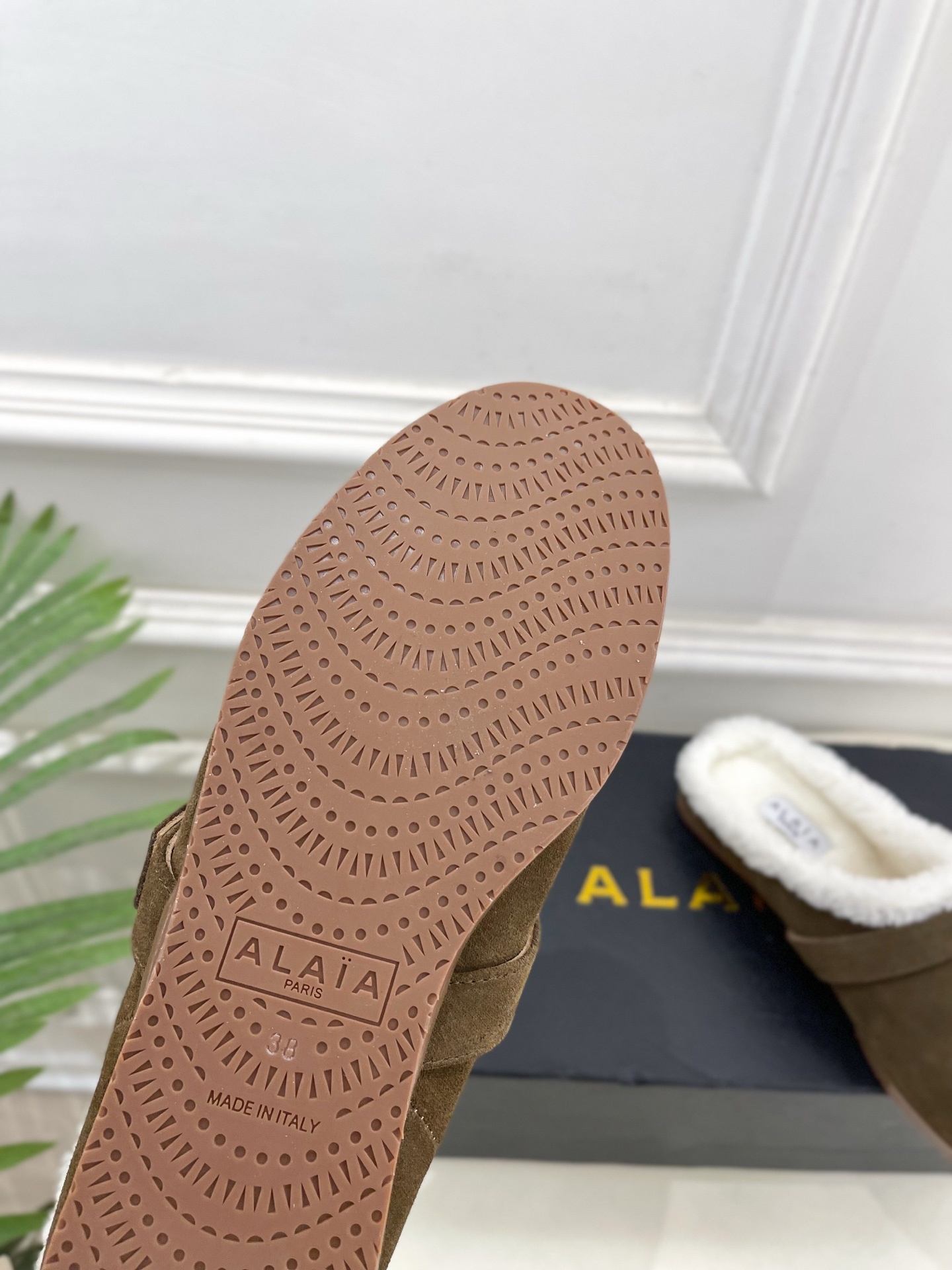 ALAÏA 阿莱亚25SS秋冬新品 复古扣带包头毛拖—————————Alaïa作为这两年最受欢迎的鬼才