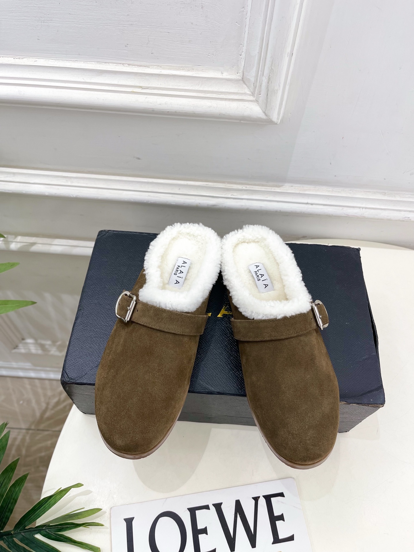 ALAÏA 阿莱亚25SS秋冬新品 复古扣带包头毛拖—————————Alaïa作为这两年最受欢迎的鬼才