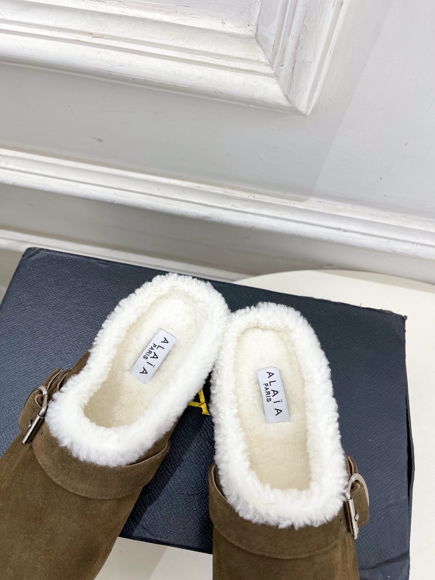 ALAÏA 阿莱亚25SS秋冬新品 复古扣带包头毛拖—————————Alaïa作为这两年最受欢迎的鬼才