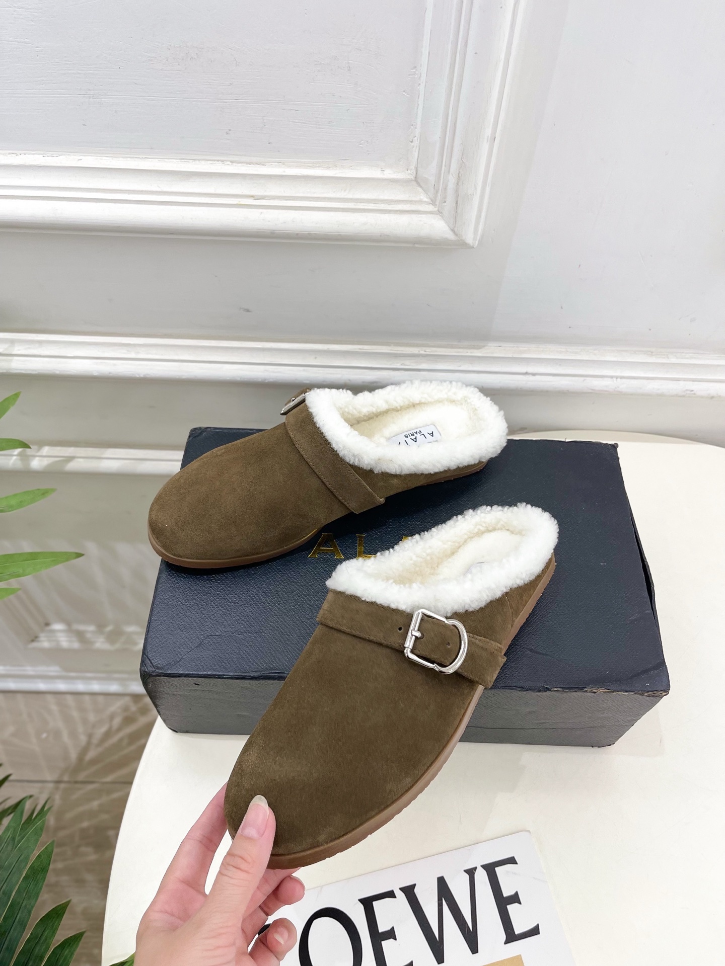 ALAÏA 阿莱亚25SS秋冬新品 复古扣带包头毛拖—————————Alaïa作为这两年最受欢迎的鬼才