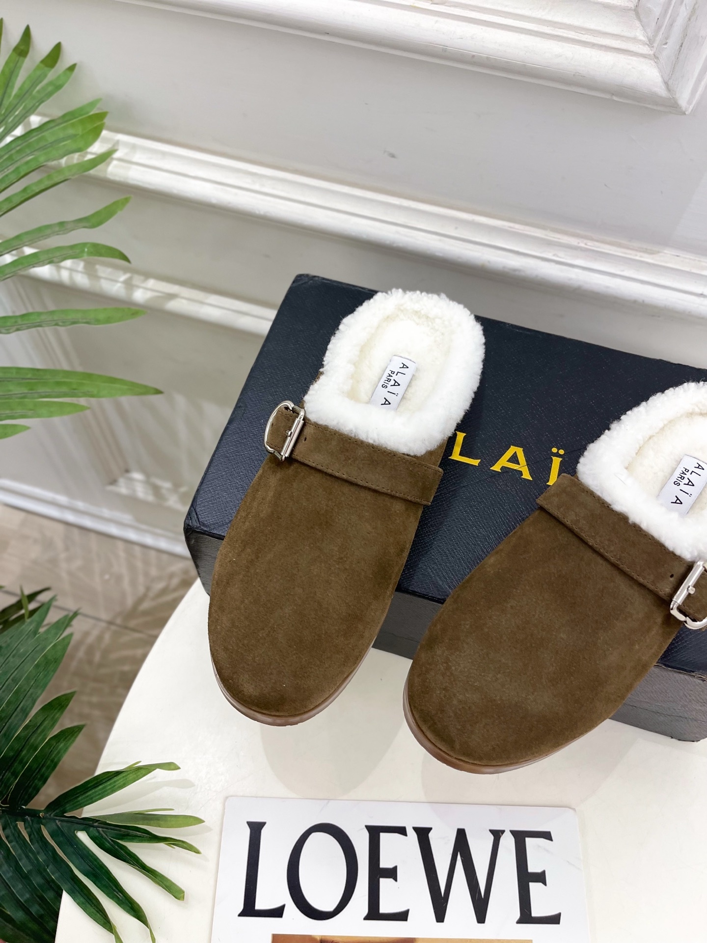 ALAÏA 阿莱亚25SS秋冬新品 复古扣带包头毛拖—————————Alaïa作为这两年最受欢迎的鬼才