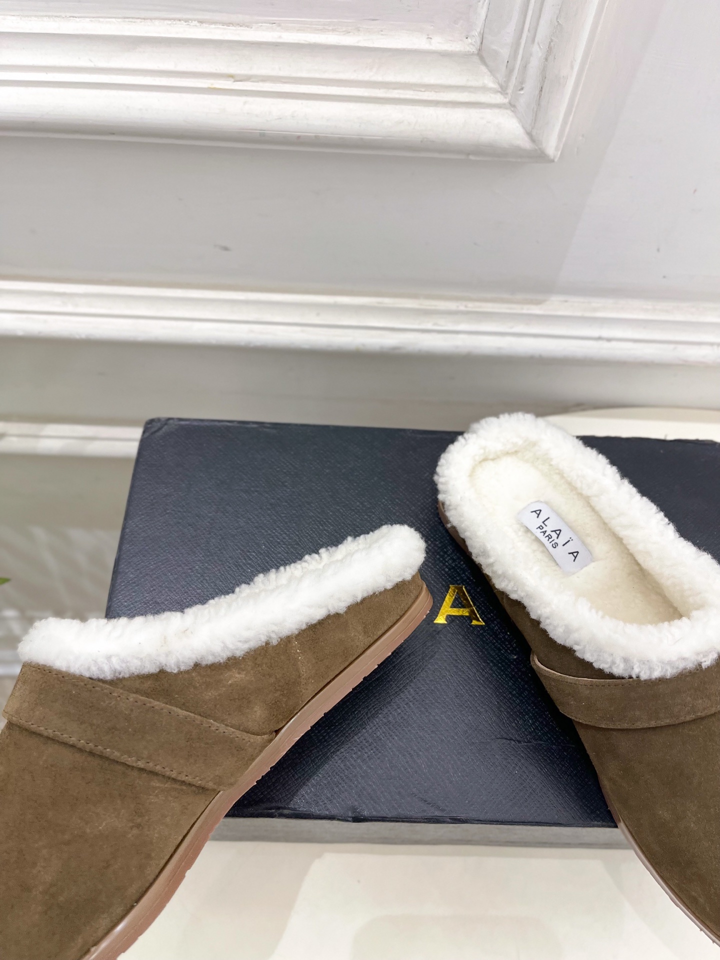 ALAÏA 阿莱亚25SS秋冬新品 复古扣带包头毛拖—————————Alaïa作为这两年最受欢迎的鬼才