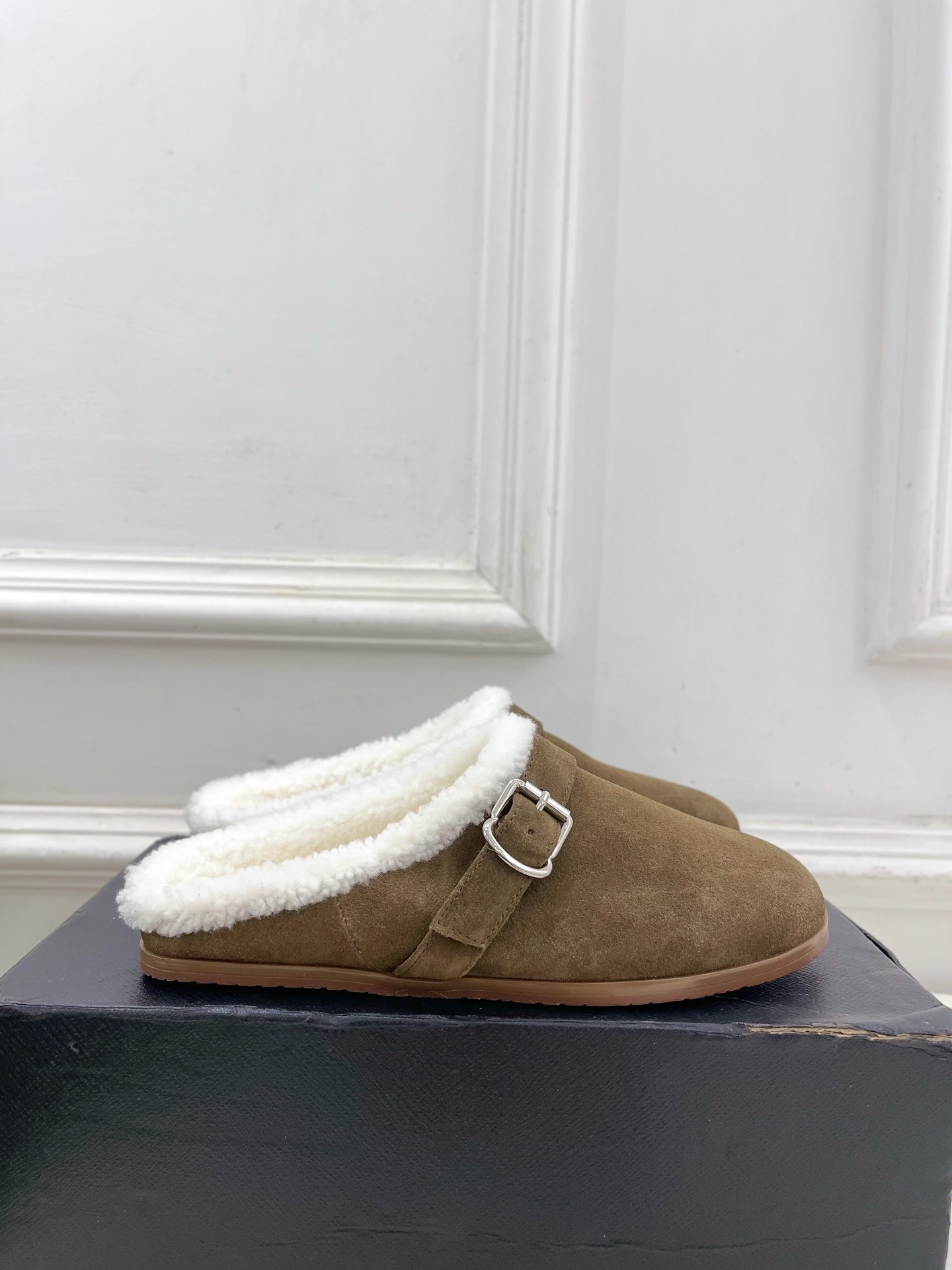 ALAÏA 阿莱亚25SS秋冬新品 复古扣带包头毛拖—————————Alaïa作为这两年最受欢迎的鬼才
